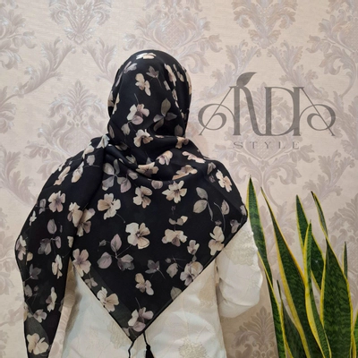روسری نخی طرح گل زمینه مشکی